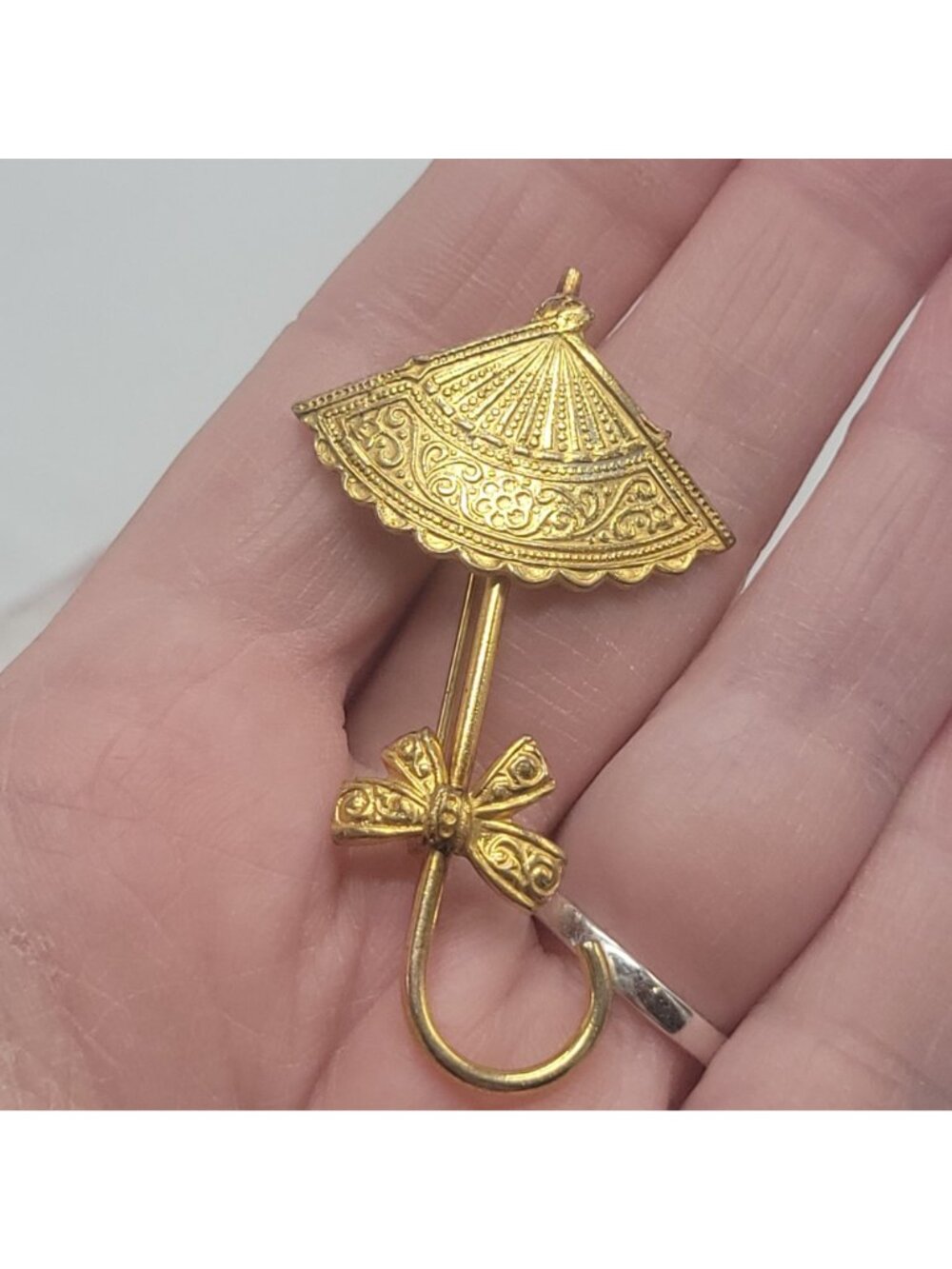 Vtg Gold-Tone Umbrella Parasol Brooch Pin Intricate Etching & Bow Signed Spain 2 - Picture 5 of 10